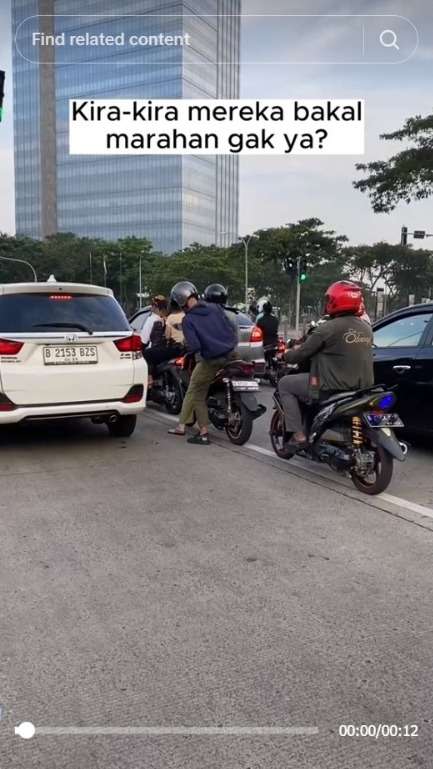 Momen Cowok Turun dari Motor Malah Ditinggal Ceweknya Tancap Gas, Warganet: Beda Cerita Kalo yang Bawa Motor Sebaliknya