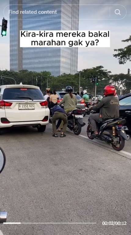 Momen Cowok Turun dari Motor Malah Ditinggal Ceweknya Tancap Gas, Warganet: Beda Cerita Kalo yang Bawa Motor Sebaliknya