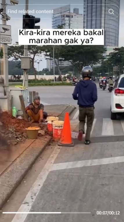 Momen Cowok Turun dari Motor Malah Ditinggal Ceweknya Tancap Gas, Warganet: Beda Cerita Kalo yang Bawa Motor Sebaliknya