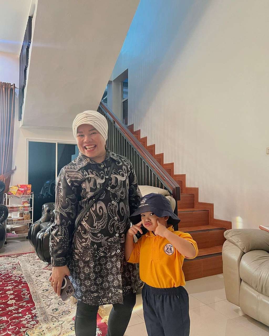 Oma Dewi dan Gala