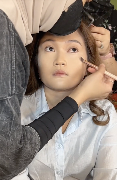 MUA Merias Wajah Klien