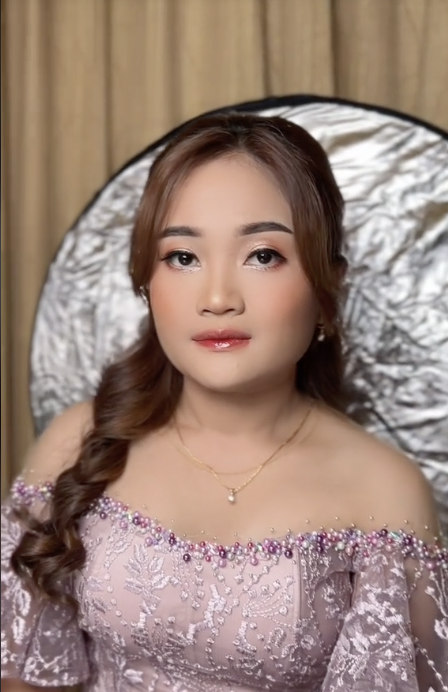 MUA Merias Wajah Klien