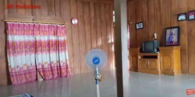 Potret rumah pedangdut koplo di kampung.