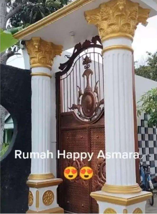 Potret rumah pedangdut koplo di kampung.