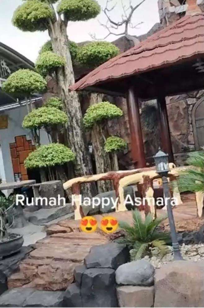 Potret rumah pedangdut koplo di kampung.