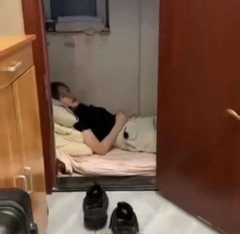 Kamar penginapan paling kecil dan super sempit.
