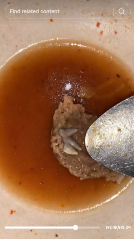 Hampir Habis, Pria ini Malah Temukan Benda Mirip Kaki Tikus di Suapan Terakhir Baksonya