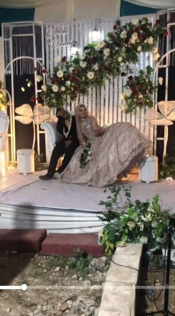 Pakai Gaun Princess, Rok Pengantin ini Super Kaku Sampai Bikin Suaminya Ngakak Karena Bentuknya yang Lucu