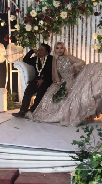 Pakai Gaun Princess, Rok Pengantin ini Super Kaku Sampai Bikin Suaminya Ngakak Karena Bentuknya yang Lucu