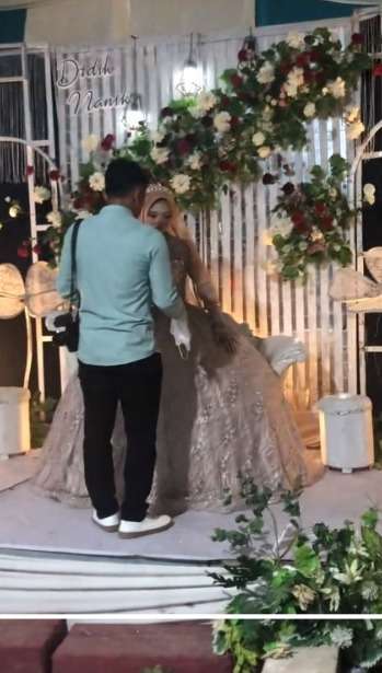 Pakai Gaun Princess, Rok Pengantin ini Super Kaku Sampai Bikin Suaminya Ngakak Karena Bentuknya yang Lucu