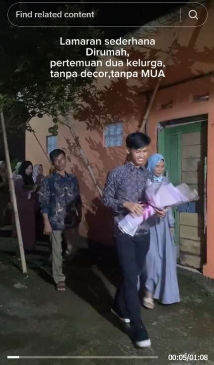 Momen Lamaran Sederhana Tanpa Dekor dan MUA, Terasa Kehangatan Pertemuan Dua Keluarga