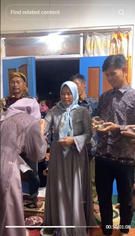 Momen Lamaran Sederhana Tanpa Dekor dan MUA, Terasa Kehangatan Pertemuan Dua Keluarga
