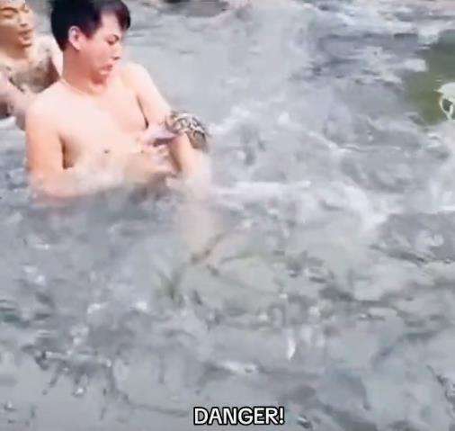Asyik mandi di sungai diserang ular piton.