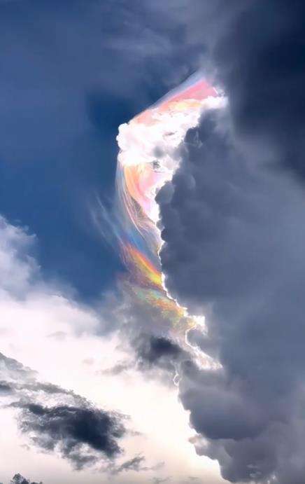 Penampakan fenomena langit aneh, awan pelangi.