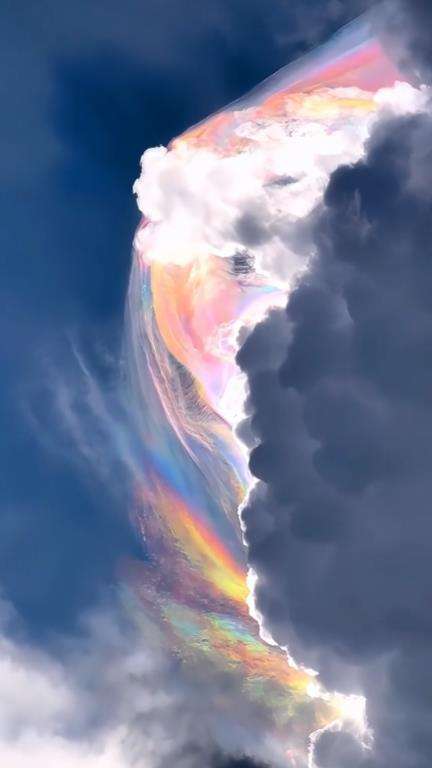 Penampakan fenomena langit aneh, awan pelangi.