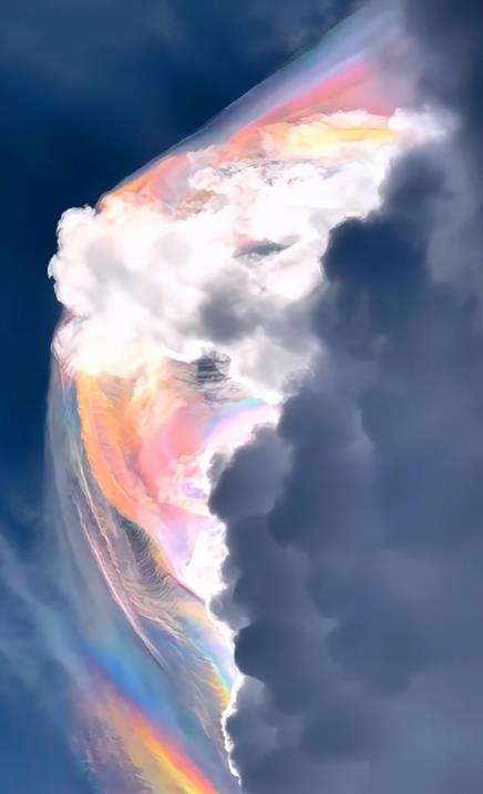 Penampakan fenomena langit aneh, awan pelangi.
