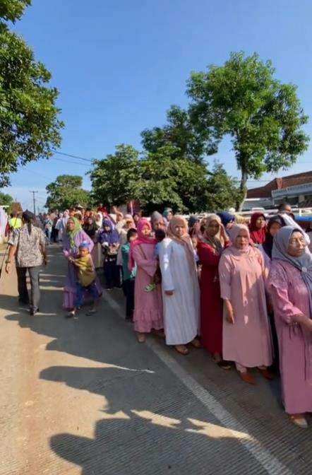 Viral iring-iringan rombongan pengantar pengantin pria capai 1.000 orang.