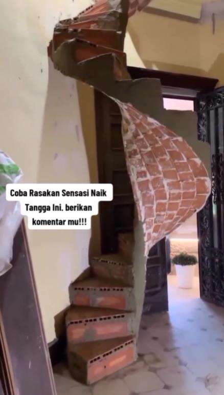 Desain tangga ekstrem, bikin pusing dan mual.