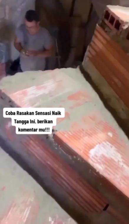 Desain tangga ekstrem, bikin pusing dan mual.
