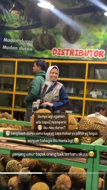Bukti Berbagi itu Indah, Pria Belikan Durian untuk Nenek Pengamen, Senyumnya Bikin yang Lihat ikut Bahagia