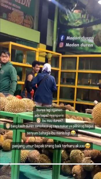 Bukti Berbagi itu Indah, Pria Belikan Durian untuk Nenek Pengamen, Senyumnya Bikin yang Lihat ikut Bahagia