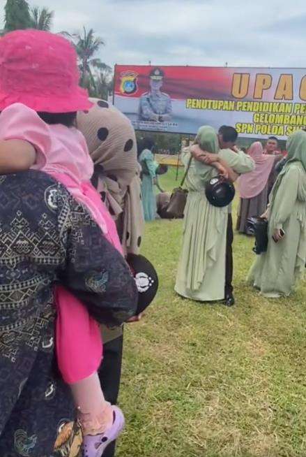 Momen mengharukan bintara polisi tak ada keluarga yang datang di hari kelulusannya