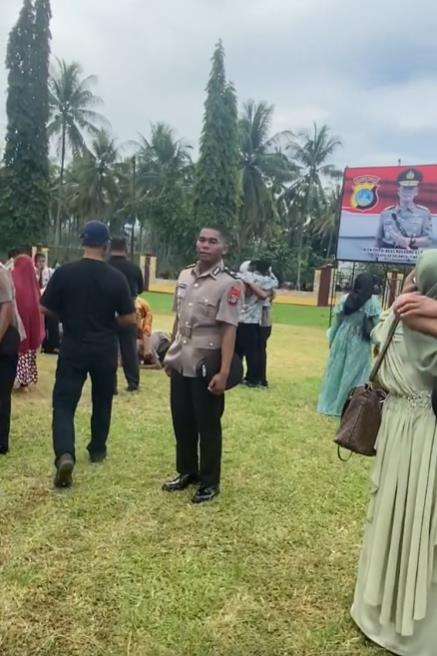 Momen mengharukan bintara polisi tak ada keluarga yang datang di hari kelulusannya