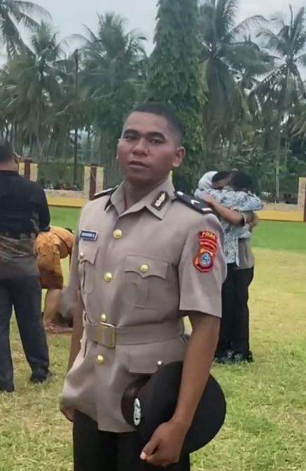 Momen mengharukan bintara polisi tak ada keluarga yang datang di hari kelulusannya