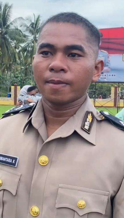 Momen mengharukan bintara polisi tak ada keluarga yang datang di hari kelulusannya