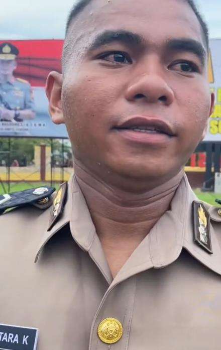 Momen mengharukan bintara polisi tak ada keluarga yang datang di hari kelulusannya