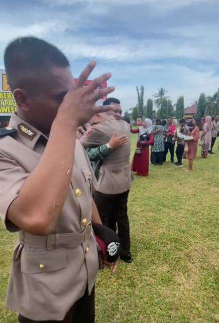 Momen mengharukan bintara polisi tak ada keluarga yang datang di hari kelulusannya