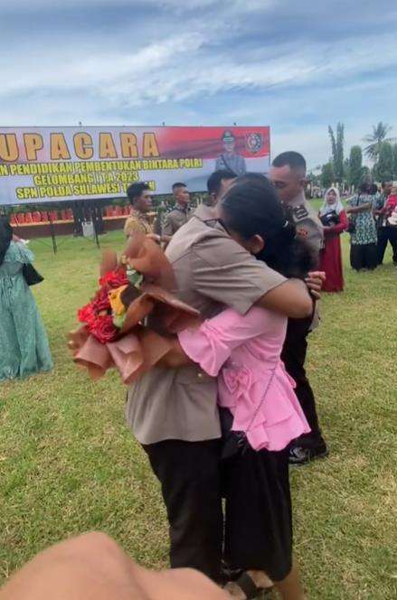 Momen mengharukan bintara polisi tak ada keluarga yang datang di hari kelulusannya