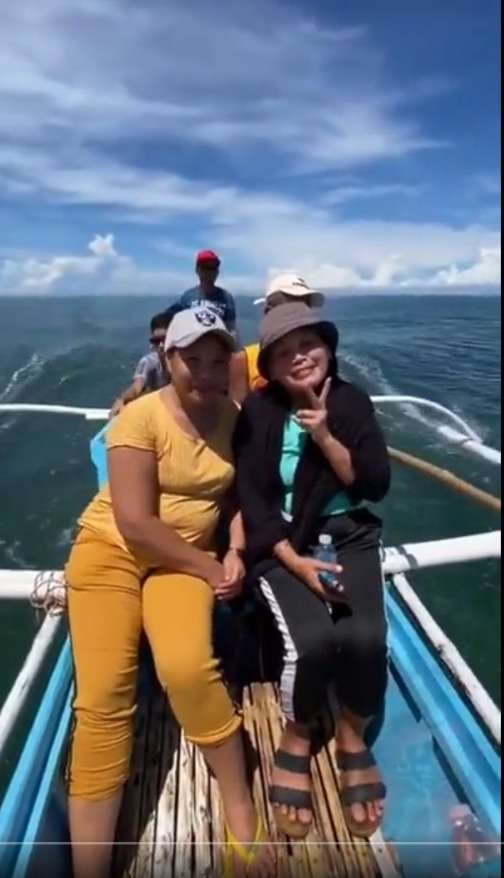 Detik-Detik Handphone Wanita Dijambret Ikan, Langsung Raib di Tengah Laut