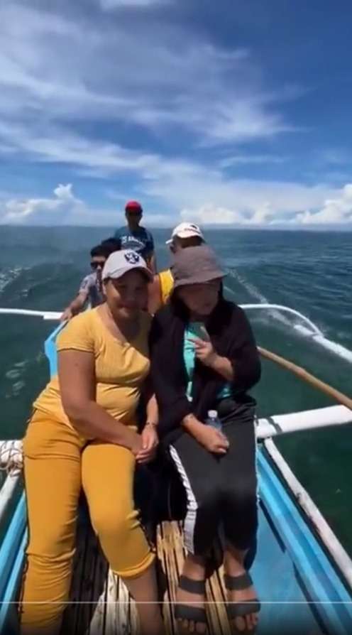 Detik-Detik Handphone Wanita Dijambret Ikan, Langsung Raib di Tengah Laut