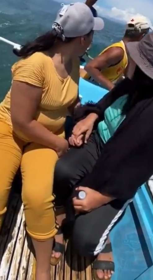 Detik-Detik Handphone Wanita Dijambret Ikan, Langsung Raib di Tengah Laut