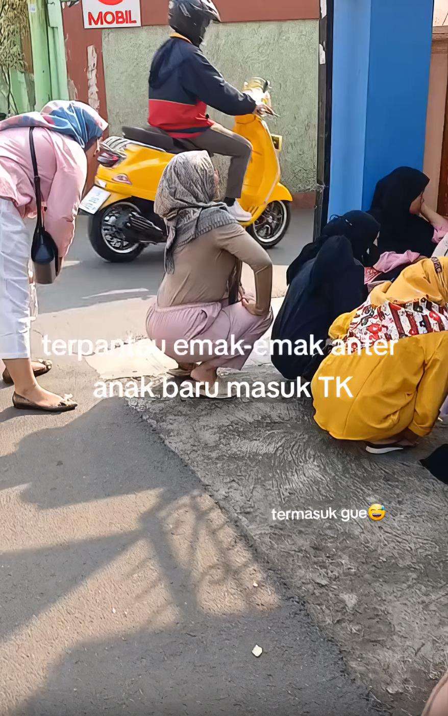 Emak-emak antar anak baru masuk TK di hari pertama sekolah.