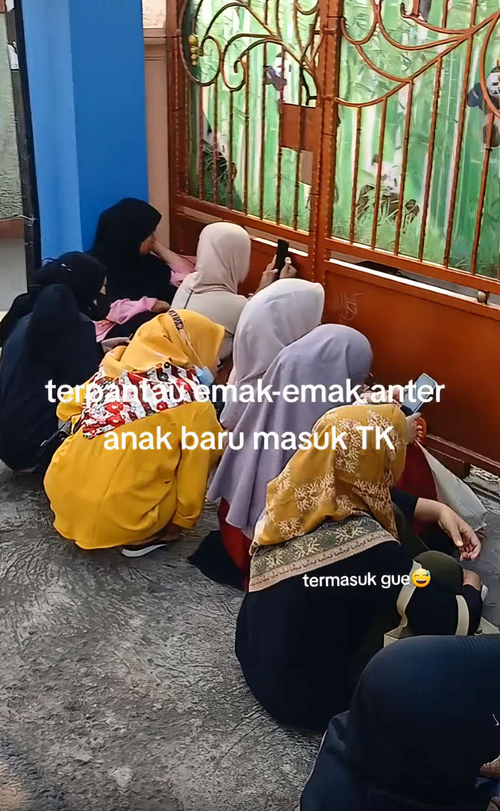 Emak-emak antar anak baru masuk TK di hari pertama sekolah.