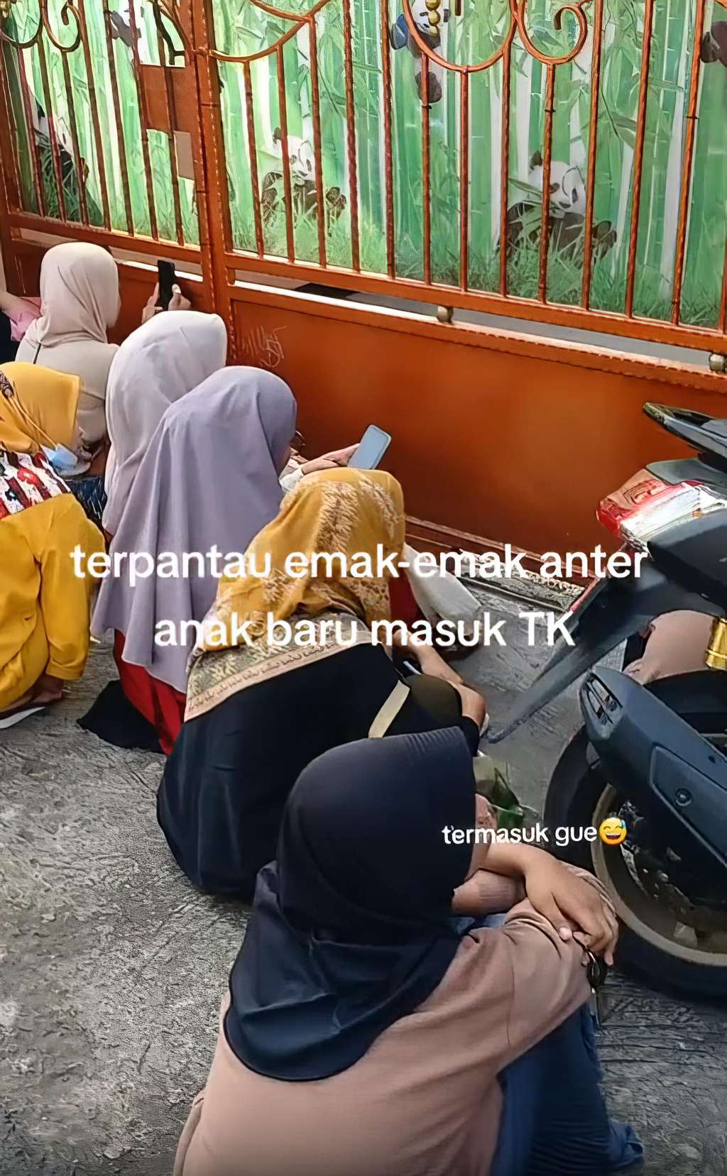 Emak-emak antar anak baru masuk TK di hari pertama sekolah.