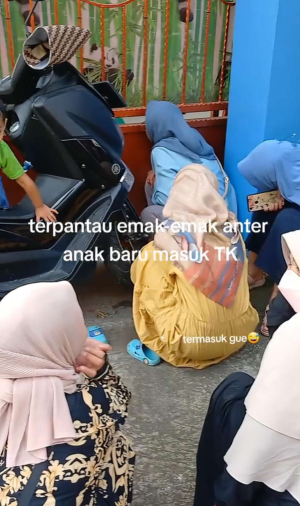 Emak-emak antar anak baru masuk TK di hari pertama sekolah.