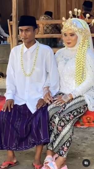 Momen Nikahan Sederhana, Tanpa Pelaminan Pakai Terpal Biru Lelaki Cuma Pakai Kemeja Putih