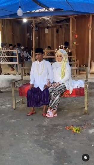 Momen Nikahan Sederhana, Tanpa Pelaminan Pakai Terpal Biru Lelaki Cuma Pakai Kemeja Putih