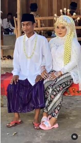 Momen Nikahan Sederhana, Tanpa Pelaminan Pakai Terpal Biru Lelaki Cuma Pakai Kemeja Putih