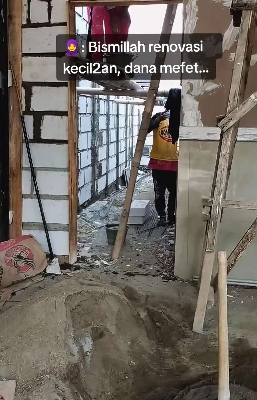 Dapur mungil bernuansa tropis di lahan sempit.