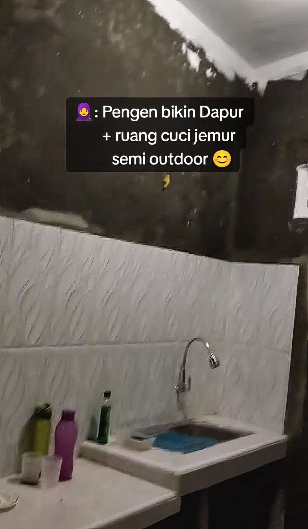 Dapur mungil bernuansa tropis di lahan sempit.