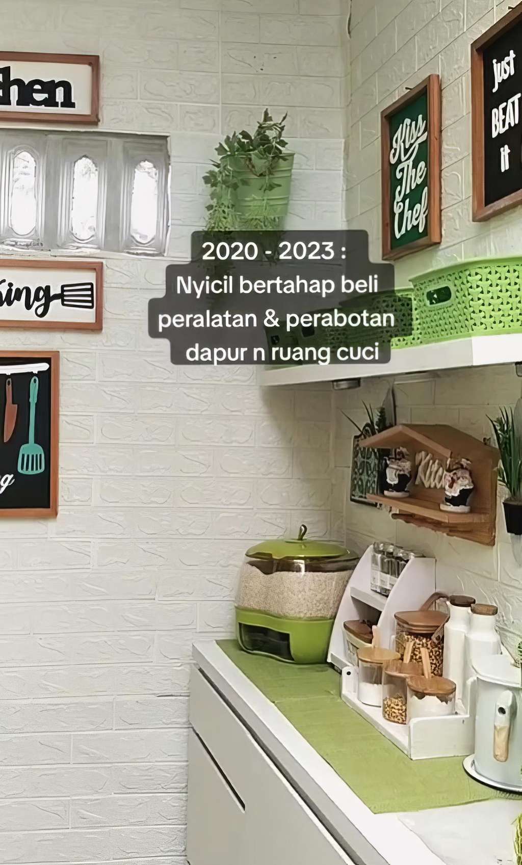 Dapur mungil bernuansa tropis di lahan sempit.