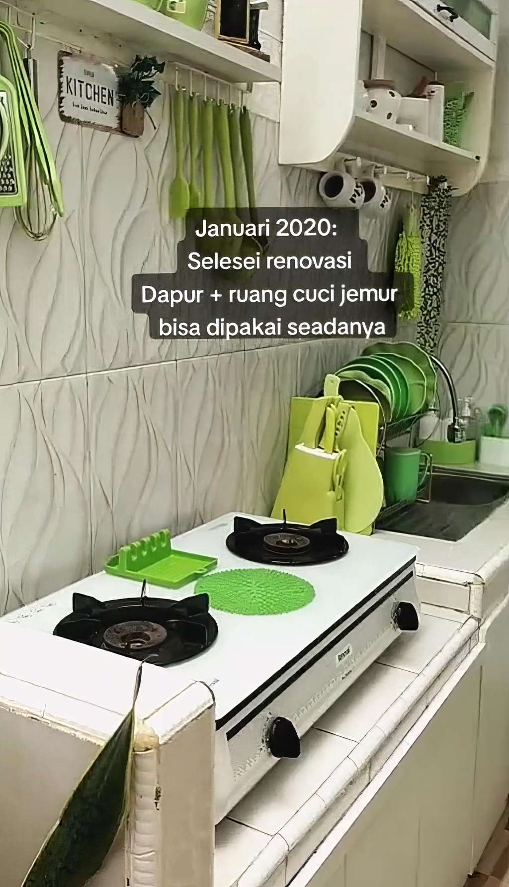 Dapur mungil bernuansa tropis di lahan sempit.