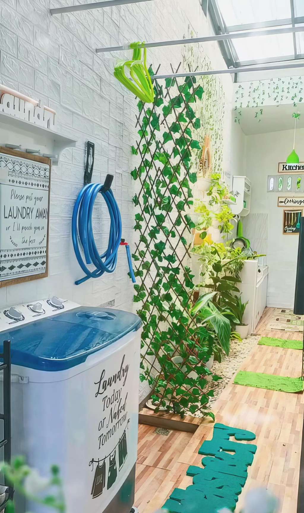 Dapur mungil bernuansa tropis di lahan sempit.