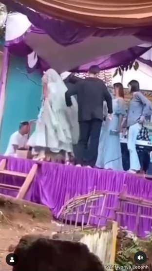 Setelah Asyik Dangdutan, Pengantin Wanita Jatuh Hingga Terguling-Guling, Warganet: Pura-Pura Pingsan Biar Gak Malu