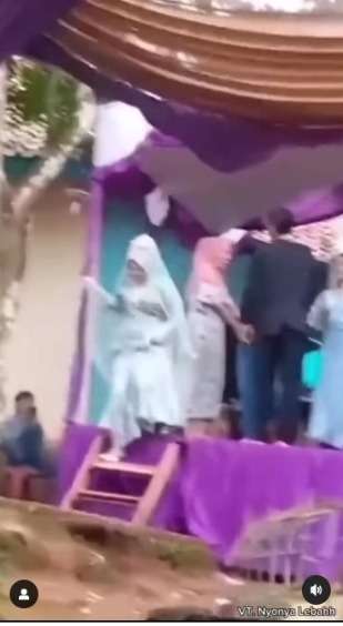 Asyik Bikin Konten, Wanita ini Sampai Tak Sadar Tepat di Belakangnya Ada ODGJ yang Lagi Nonton