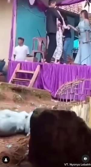 Asyik Bikin Konten, Wanita ini Sampai Tak Sadar Tepat di Belakangnya Ada ODGJ yang Lagi Nonton